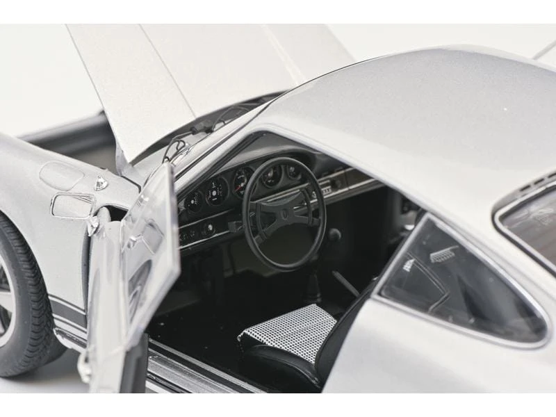 Schuco Sportwagen Porsche 911S Coupé, Silber 1:18 12 Schuco Sportwagen Porsche 911S Coupé, Silber 1:18 – Bild 10